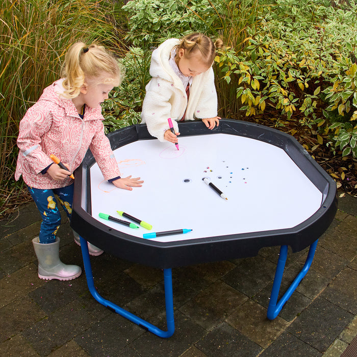 Tuff tray leikbakki með krítar og töflutússborði